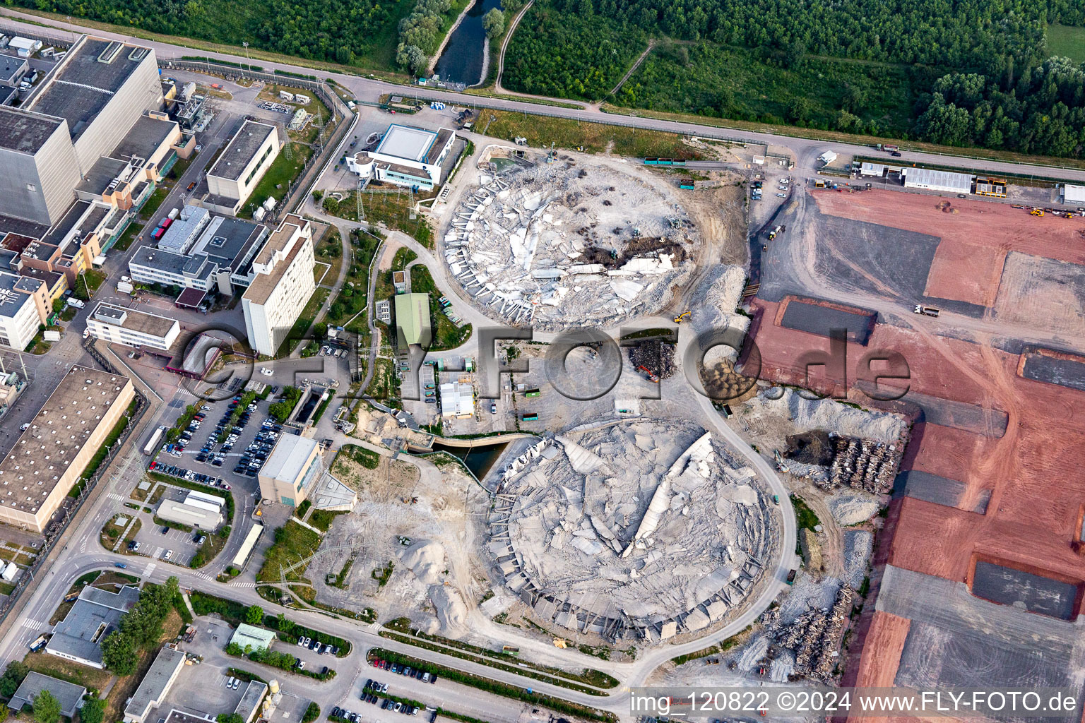 Vue d'oiseau de Ancienne centrale nucléaire de Phillippsburg après la démolition pour démolir les deux tours de refroidissement à Philippsburg dans le département Bade-Wurtemberg, Allemagne