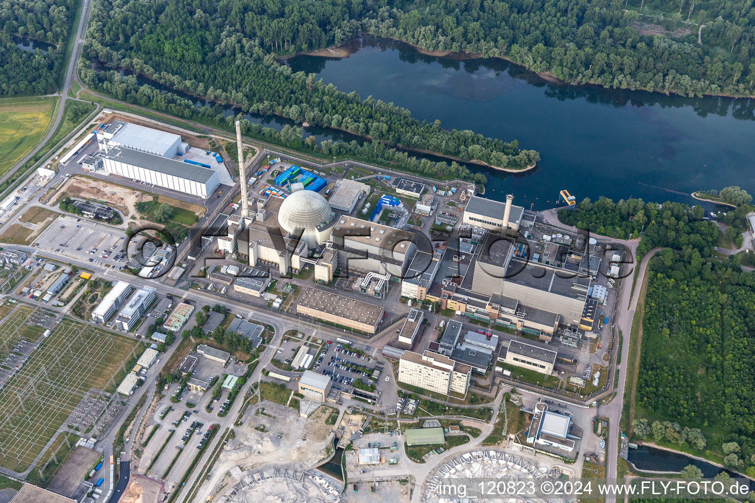 Ancienne centrale nucléaire de Phillippsburg après la démolition pour démolir les deux tours de refroidissement à Philippsburg dans le département Bade-Wurtemberg, Allemagne vue du ciel