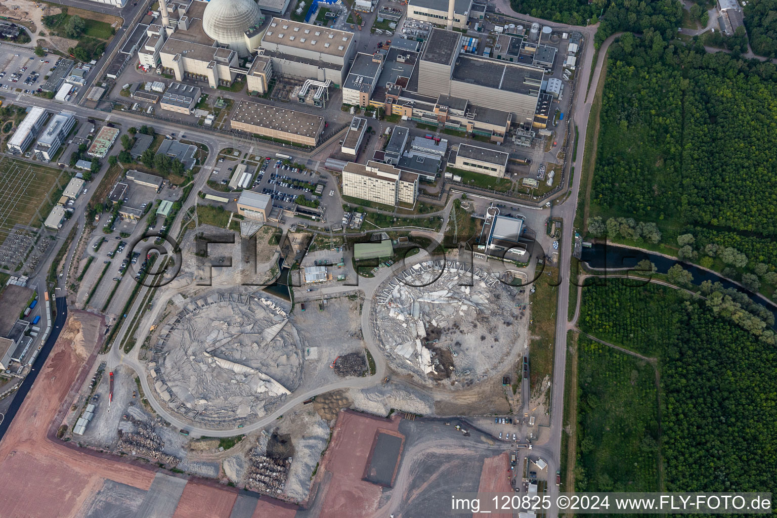 Enregistrement par drone de Ancienne centrale nucléaire de Phillippsburg après la démolition pour démolir les deux tours de refroidissement à Philippsburg dans le département Bade-Wurtemberg, Allemagne
