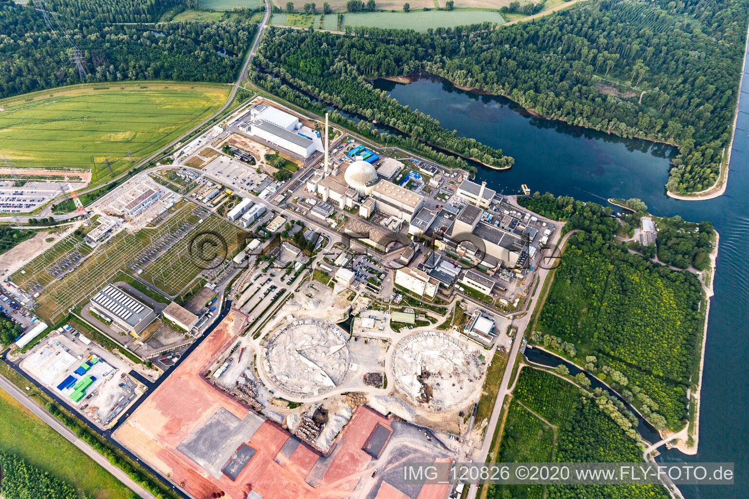 Vue oblique de Vestiges des blocs réacteurs et installations déclassés de la centrale nucléaire - NPP Kernkraft EnBW Kernkraft GmbH, centrale nucléaire Philippsburg et décombres des deux tours de refroidissement à Philippsburg dans le département Bade-Wurtemberg, Allemagne