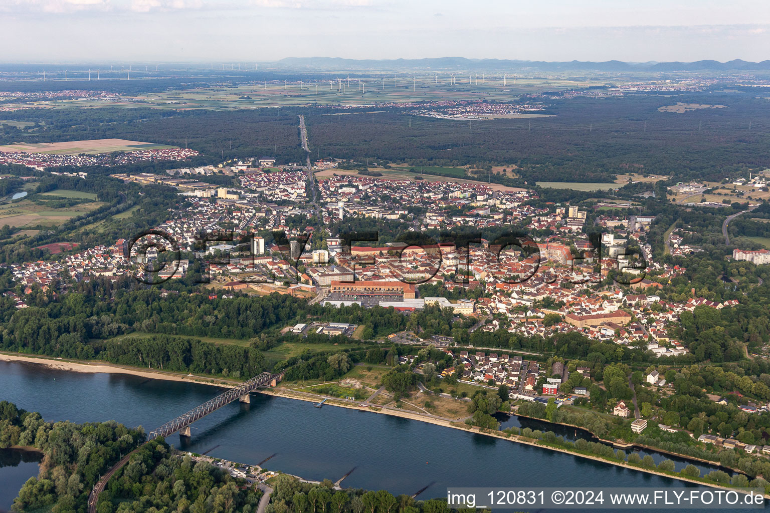 Vue aérienne de Vue sur la ville au bord du Rhin à Germersheim dans le département Rhénanie-Palatinat, Allemagne