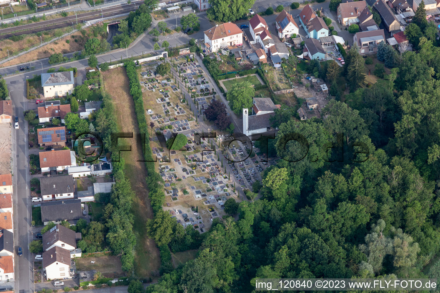 Vue aérienne de Cimetière à le quartier Sondernheim in Germersheim dans le département Rhénanie-Palatinat, Allemagne
