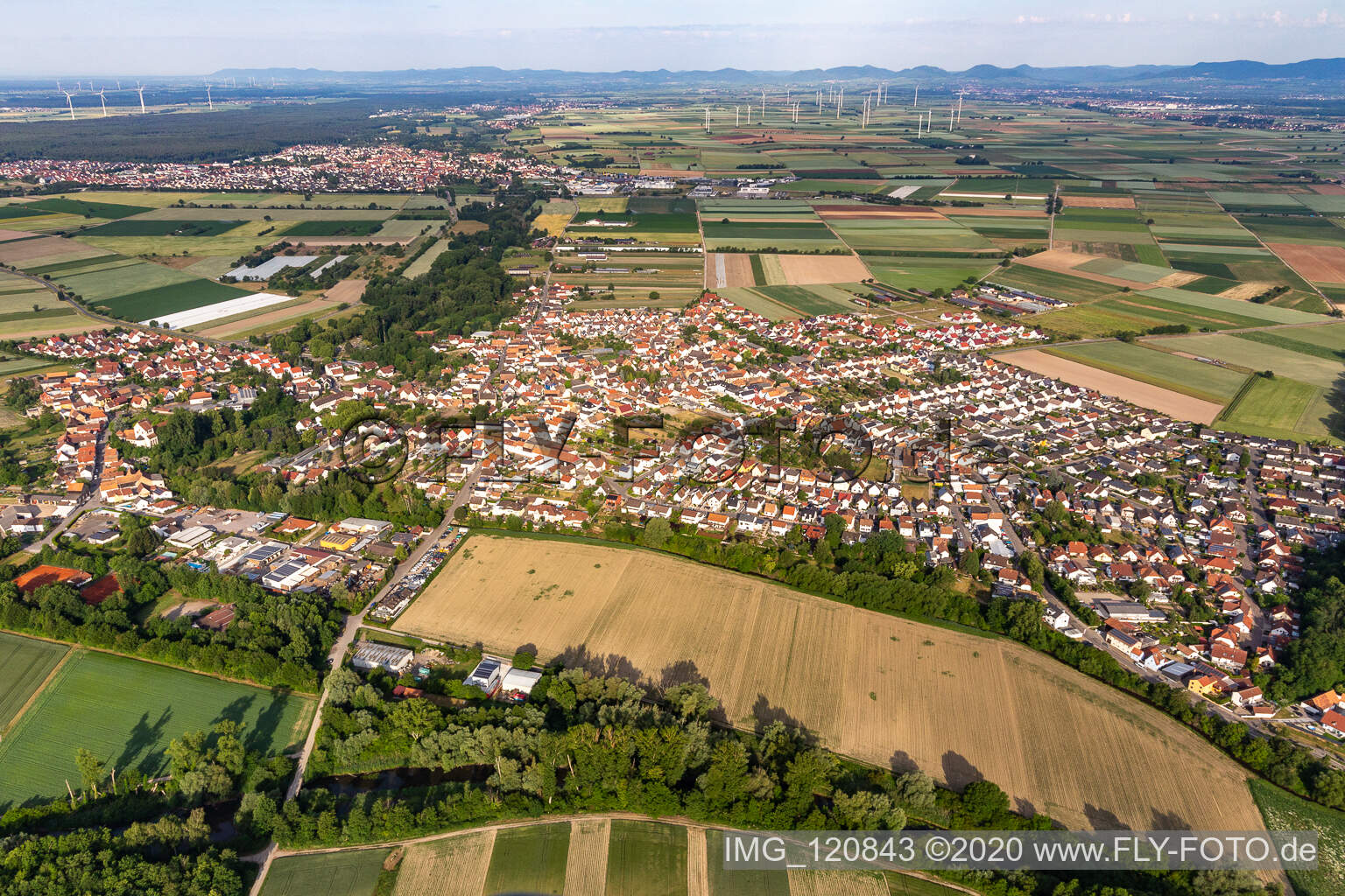 Vue aérienne de Champs agricoles et surfaces utilisables à Hördt dans le département Rhénanie-Palatinat, Allemagne