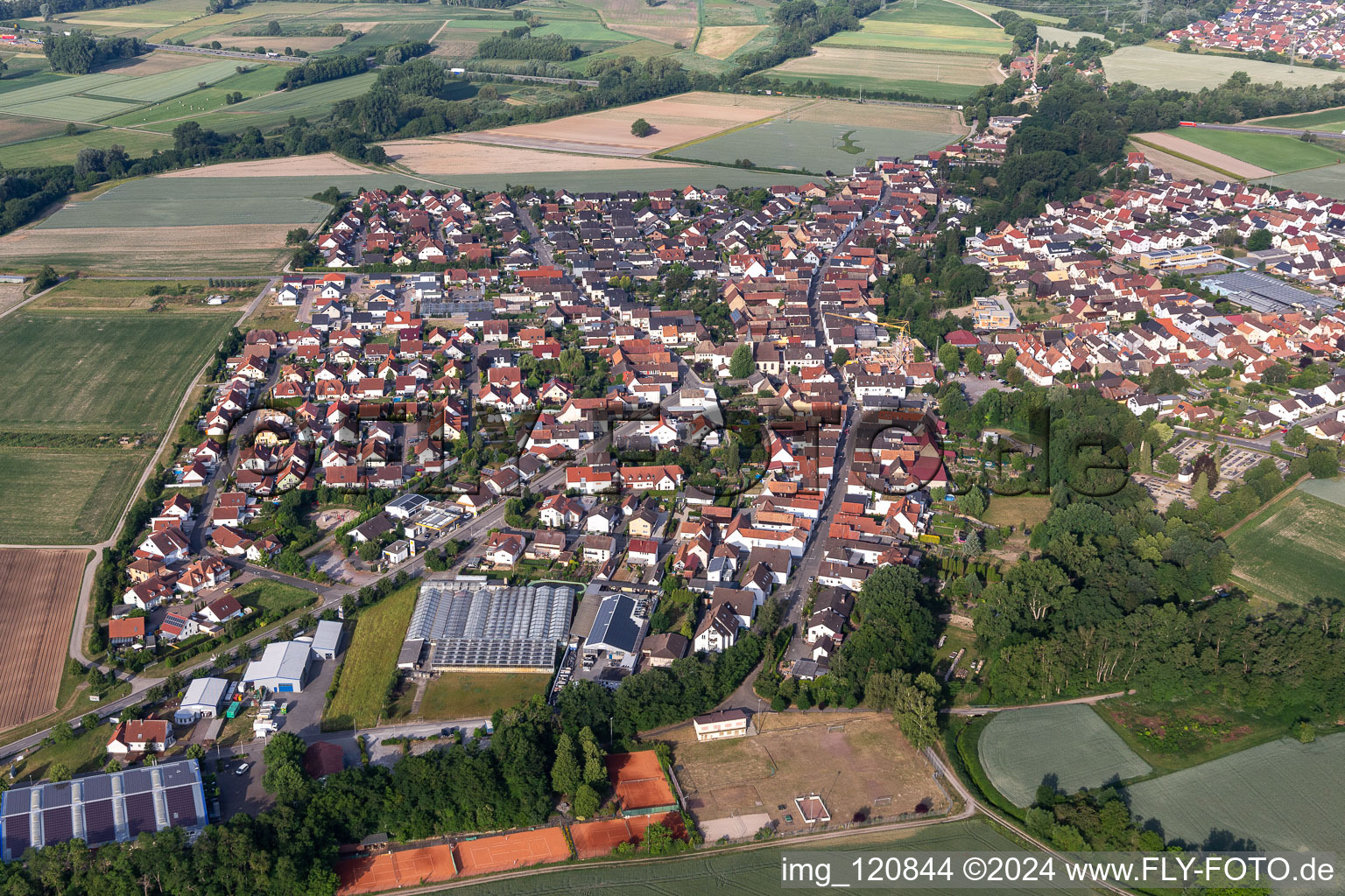 Kuhardt dans le département Rhénanie-Palatinat, Allemagne du point de vue du drone