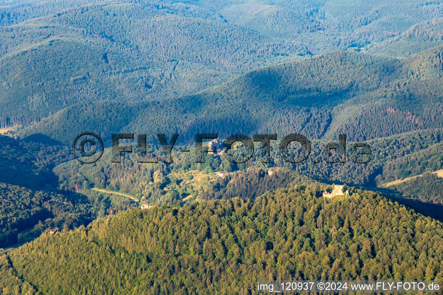 Vue aérienne de Wegelnbourg à Wingen dans le département Bas Rhin, France