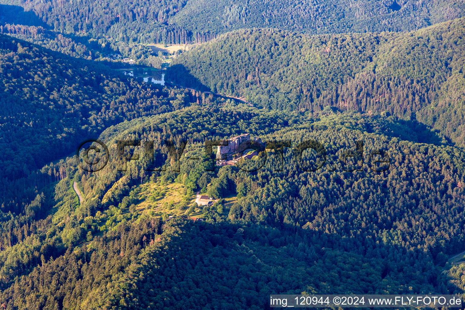 Vue aérienne de Château fort de Fleckenstein à Lembach dans le département Bas Rhin, France