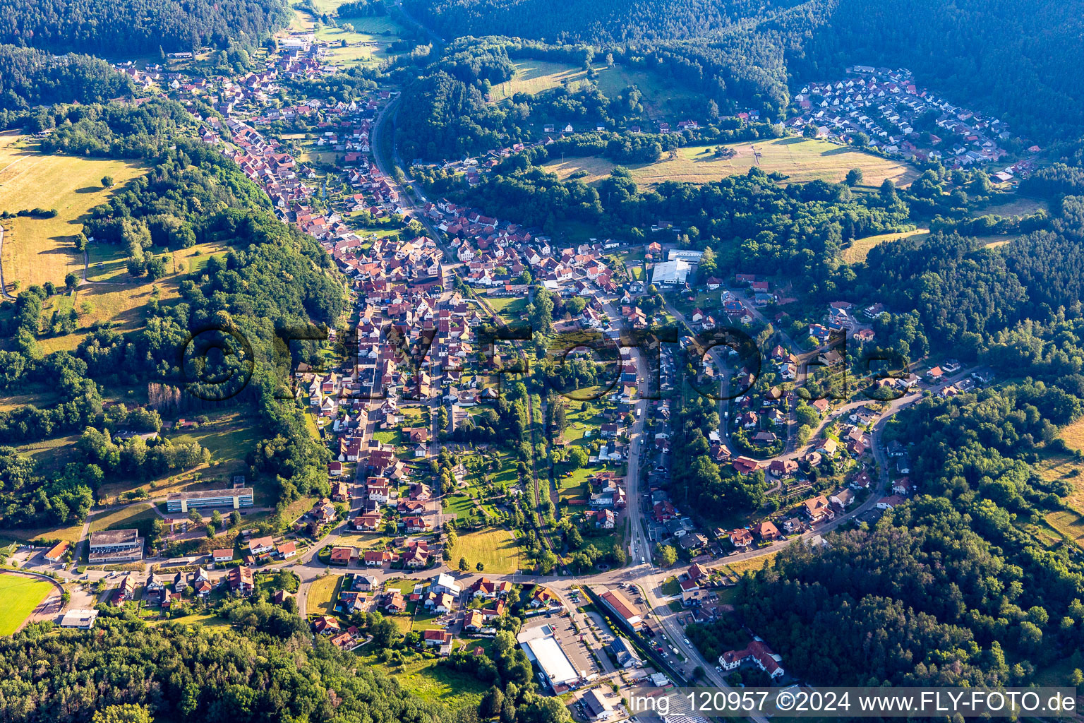 Vue aérienne de Centre-ville entouré de forêts et de zones forestières avec des rues et des maisons et des zones résidentielles à Bruchweiler-Bärenbach dans le département Rhénanie-Palatinat, Allemagne