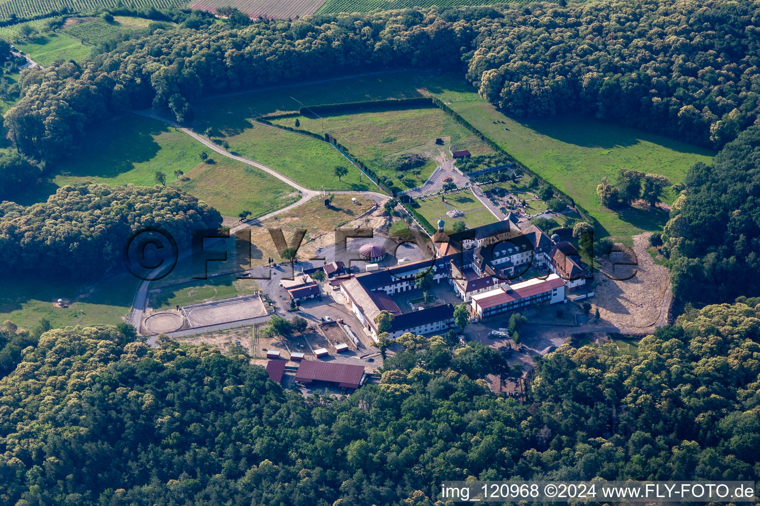 Vue aérienne de Monastère de Liebfrauenberg à Bad Bergzabern dans le département Rhénanie-Palatinat, Allemagne