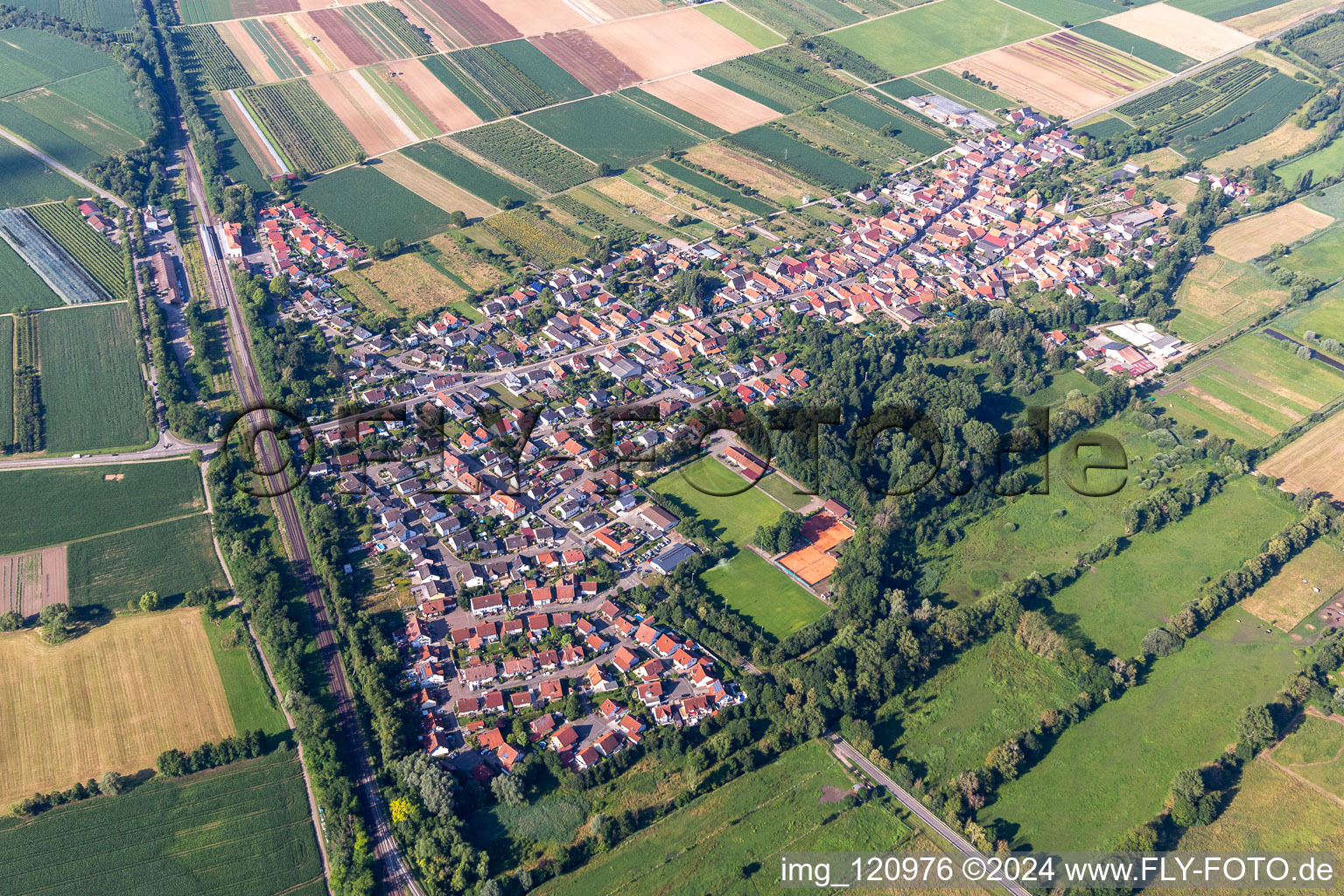 Vue aérienne de Vue sur la commune en bordure de champs agricoles et de zones agricoles à Winden dans le département Rhénanie-Palatinat, Allemagne