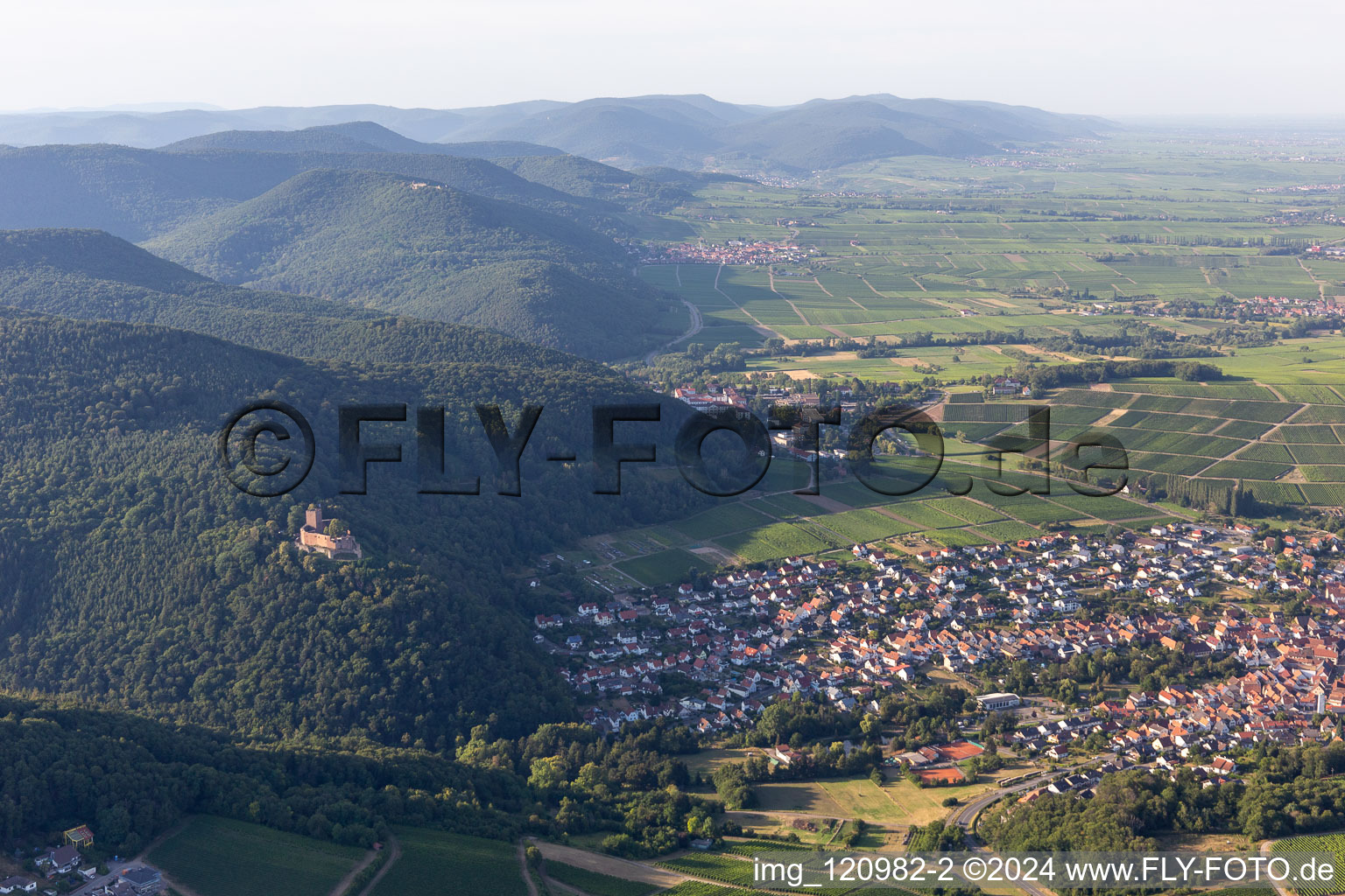 Klingenmünster dans le département Rhénanie-Palatinat, Allemagne du point de vue du drone