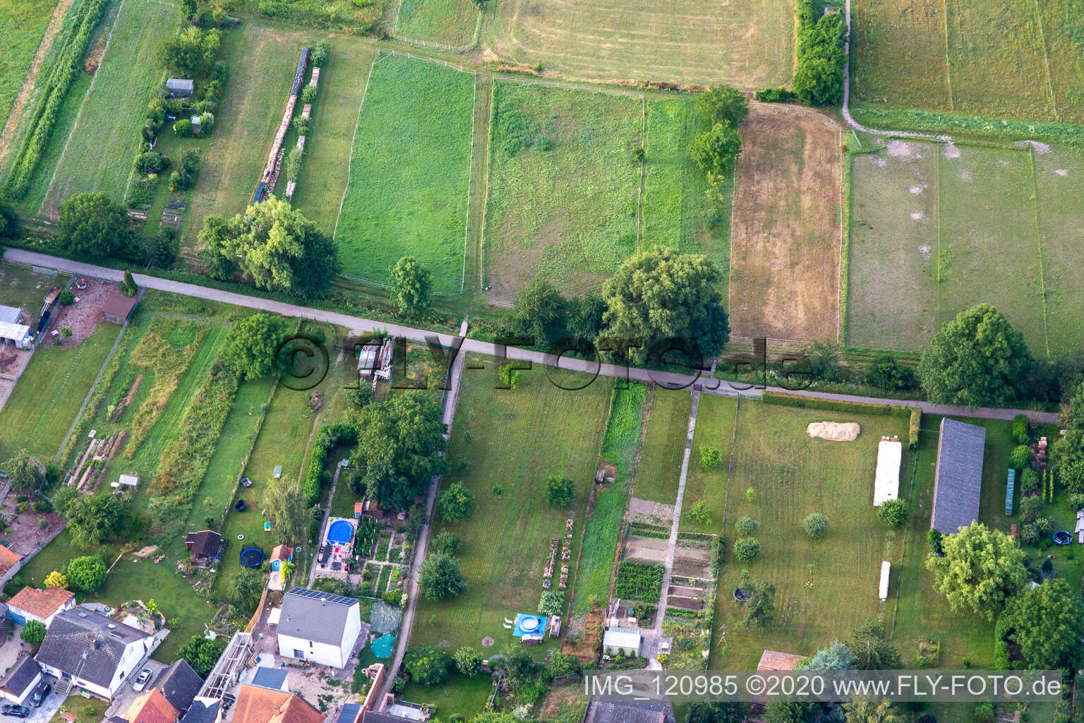 Vue aérienne de Jardins du Dorfbach à Gänsried à Freckenfeld dans le département Rhénanie-Palatinat, Allemagne