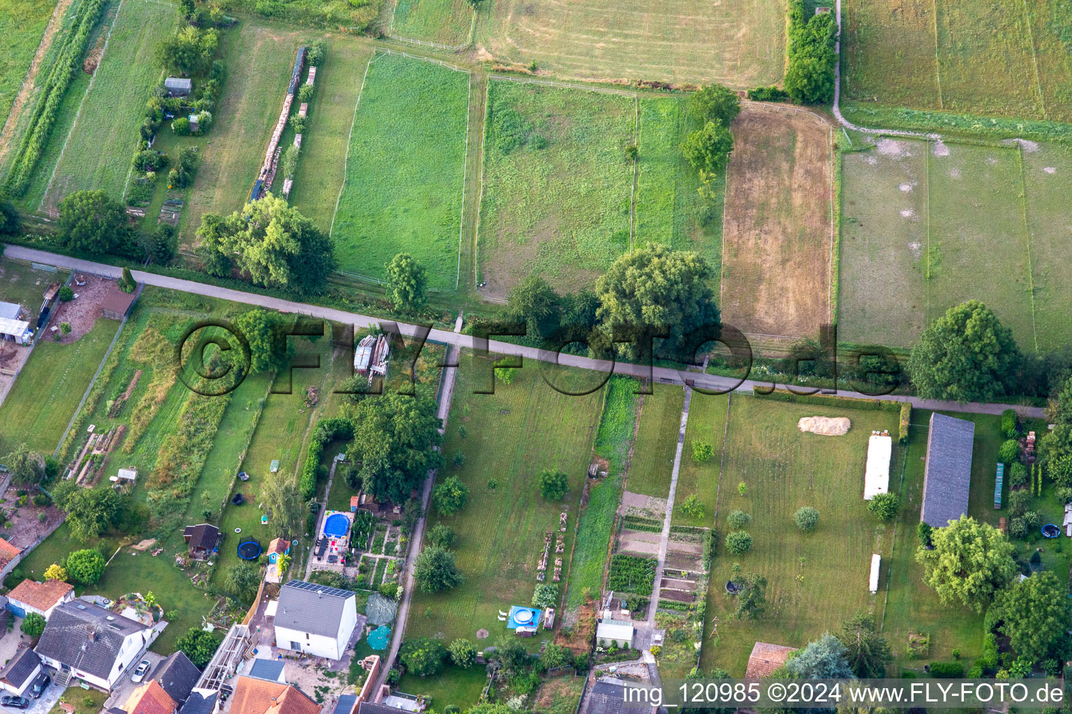 Vue aérienne de Jardins du Dorfbach à Gänsried à Freckenfeld dans le département Rhénanie-Palatinat, Allemagne