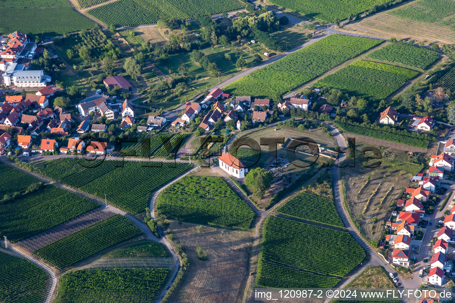 Chapelle Saint-Denys à le quartier Gleiszellen in Gleiszellen-Gleishorbach dans le département Rhénanie-Palatinat, Allemagne hors des airs