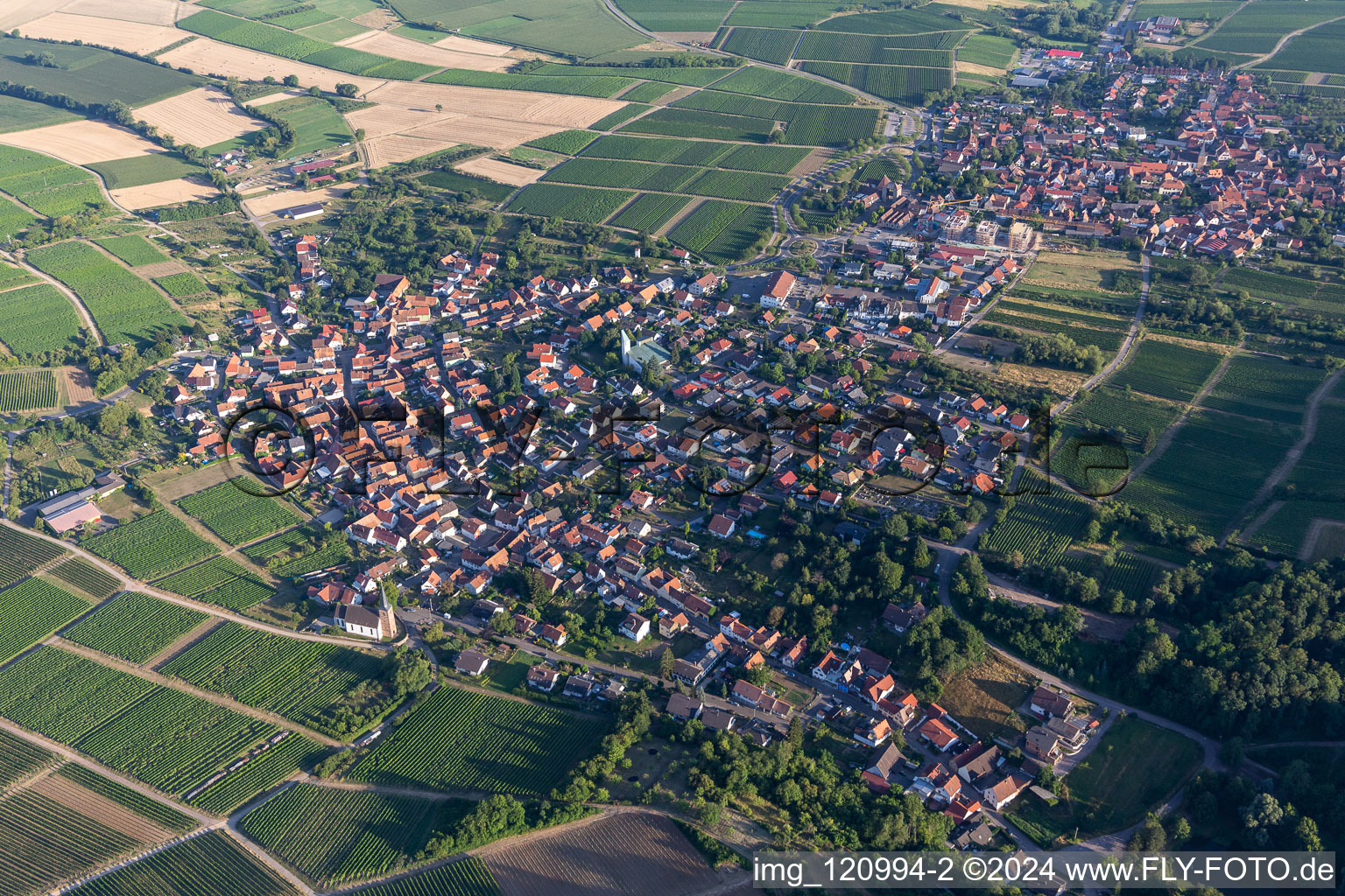 Oberotterbach dans le département Rhénanie-Palatinat, Allemagne du point de vue du drone