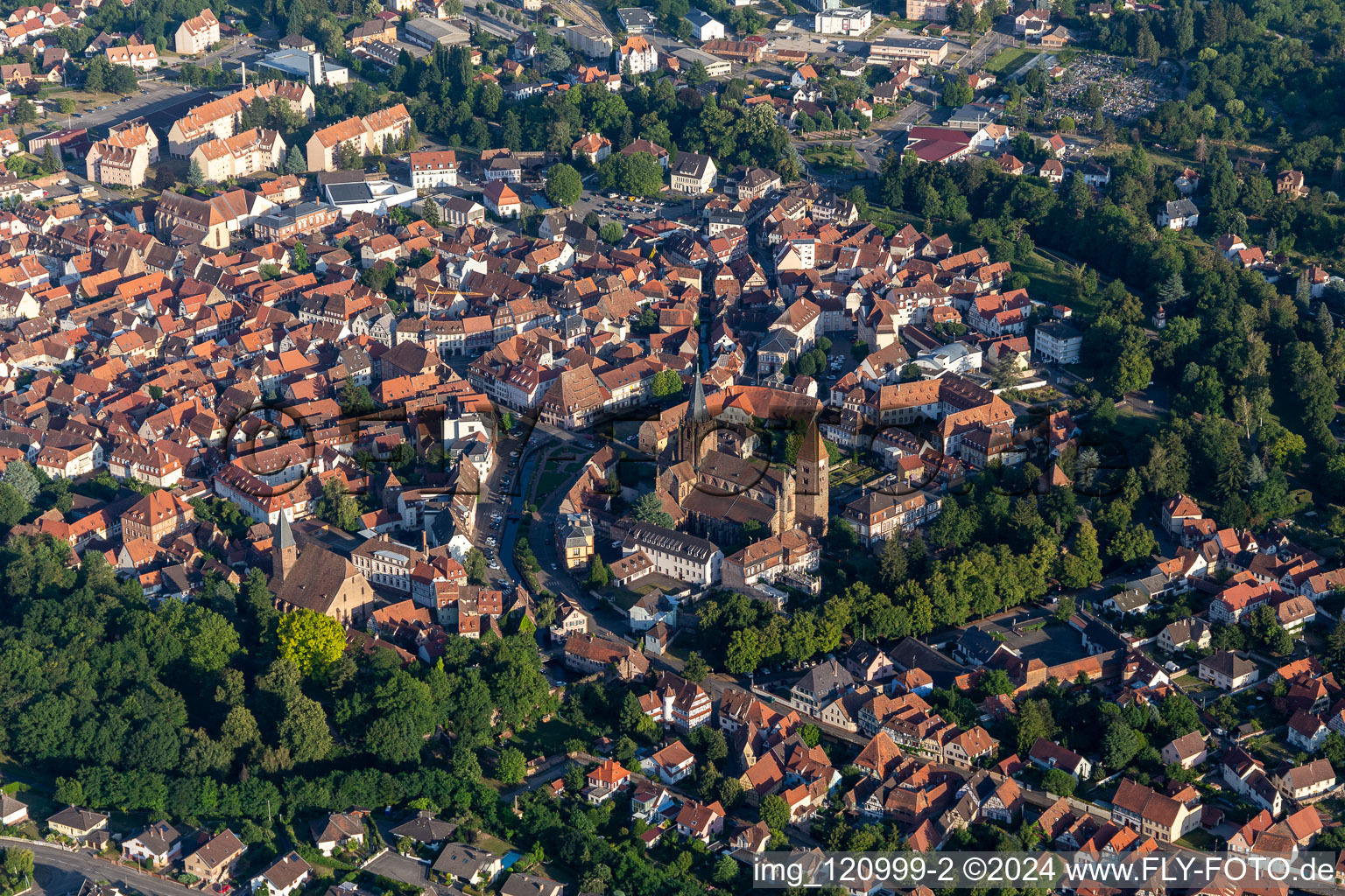 Wissembourg dans le département Bas Rhin, France vu d'un drone