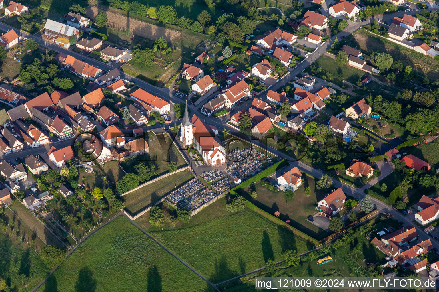 Vue aérienne de Bâtiment de l'église Saint-Martin au centre du village à Seebach dans le département Bas Rhin, France