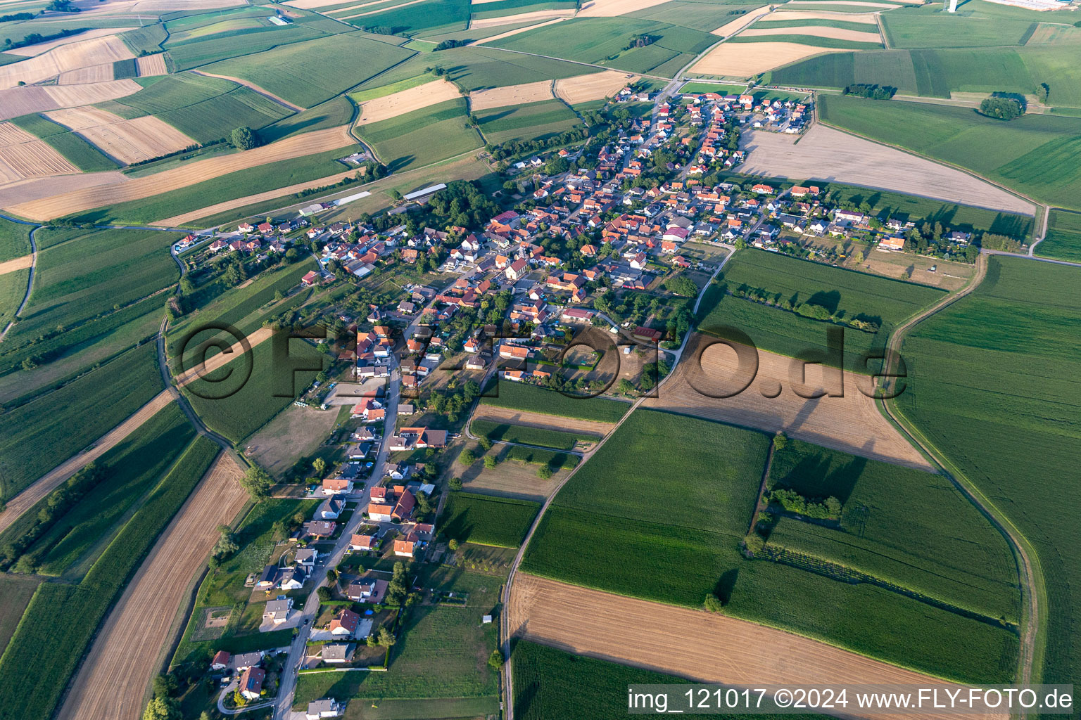 Vue aérienne de Oberlauterbach dans le département Bas Rhin, France