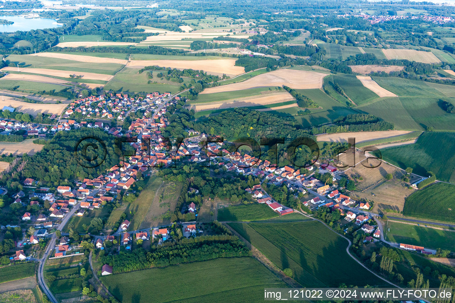 Neewiller-près-Lauterbourg dans le département Bas Rhin, France du point de vue du drone