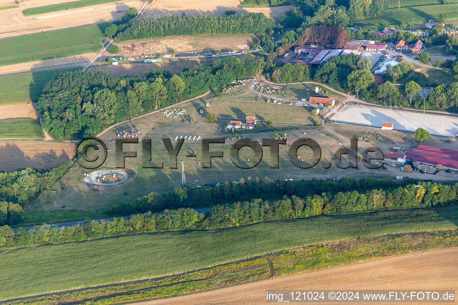 Vue aérienne de Haras de la Née à Neewiller-près-Lauterbourg dans le département Bas Rhin, France