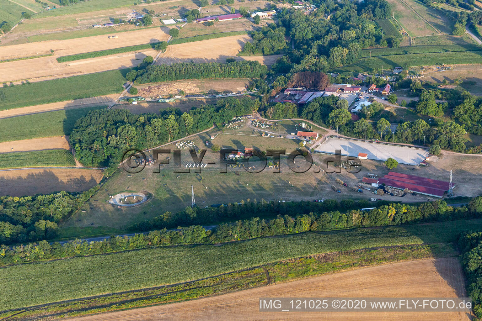Vue aérienne de Haras de la Née à Neewiller-près-Lauterbourg dans le département Bas Rhin, France