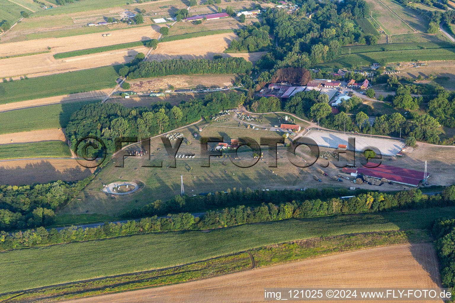 Vue aérienne de Haras de la Née à Neewiller-près-Lauterbourg dans le département Bas Rhin, France