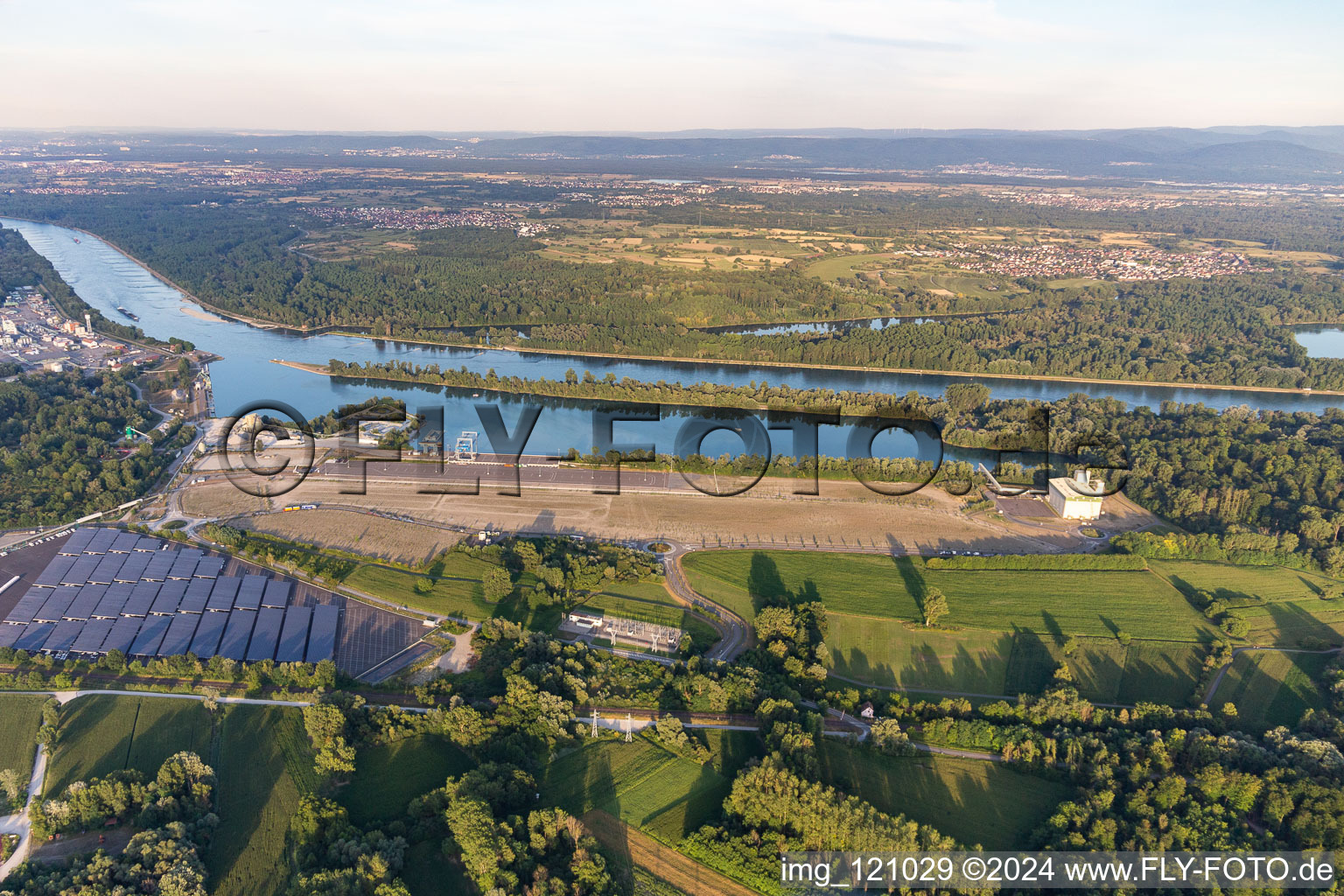 Vue aérienne de Quais et postes d'amarrage avec terminaux de chargement du nouveau port intérieur du Rhin à Lauterbourg dans le département Bas Rhin, France