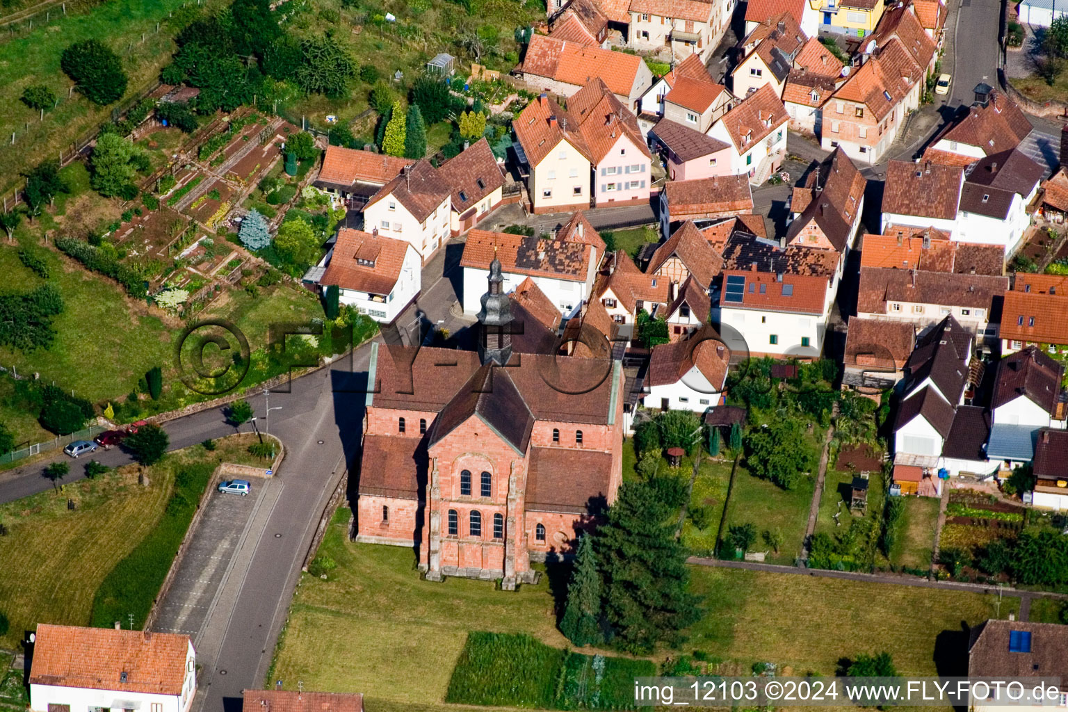 Vue aérienne de L'église du monastère d'Eußertal au centre du village à Eußerthal dans le département Rhénanie-Palatinat, Allemagne