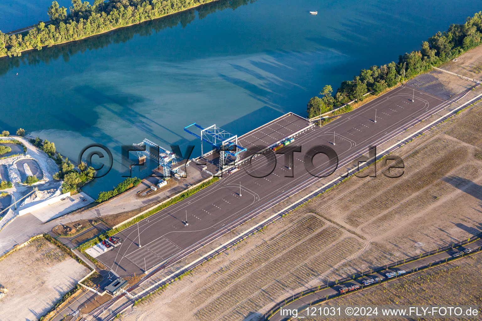 Vue aérienne de Port Autonome de Strasbourg à Lauterbourg dans le département Bas Rhin, France