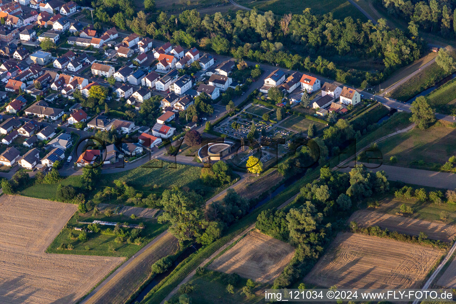 Vue aérienne de Cimetière à le quartier Neuburg in Neuburg am Rhein dans le département Rhénanie-Palatinat, Allemagne