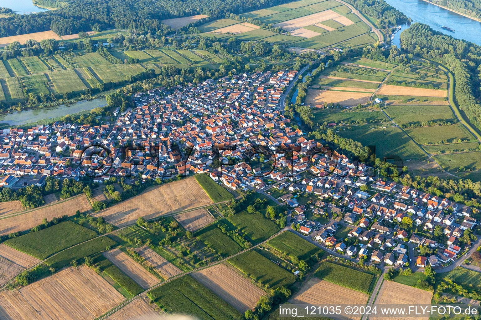 Quartier Neuburg in Neuburg am Rhein dans le département Rhénanie-Palatinat, Allemagne vu d'un drone