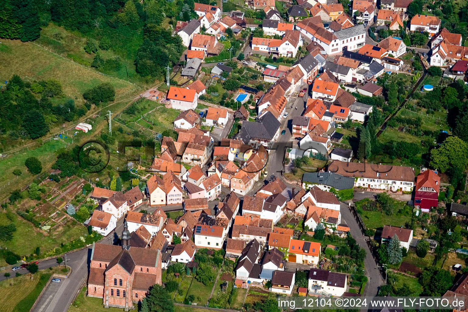 Vue aérienne de Bâtiment d'église au centre du village à Eußerthal dans le département Rhénanie-Palatinat, Allemagne