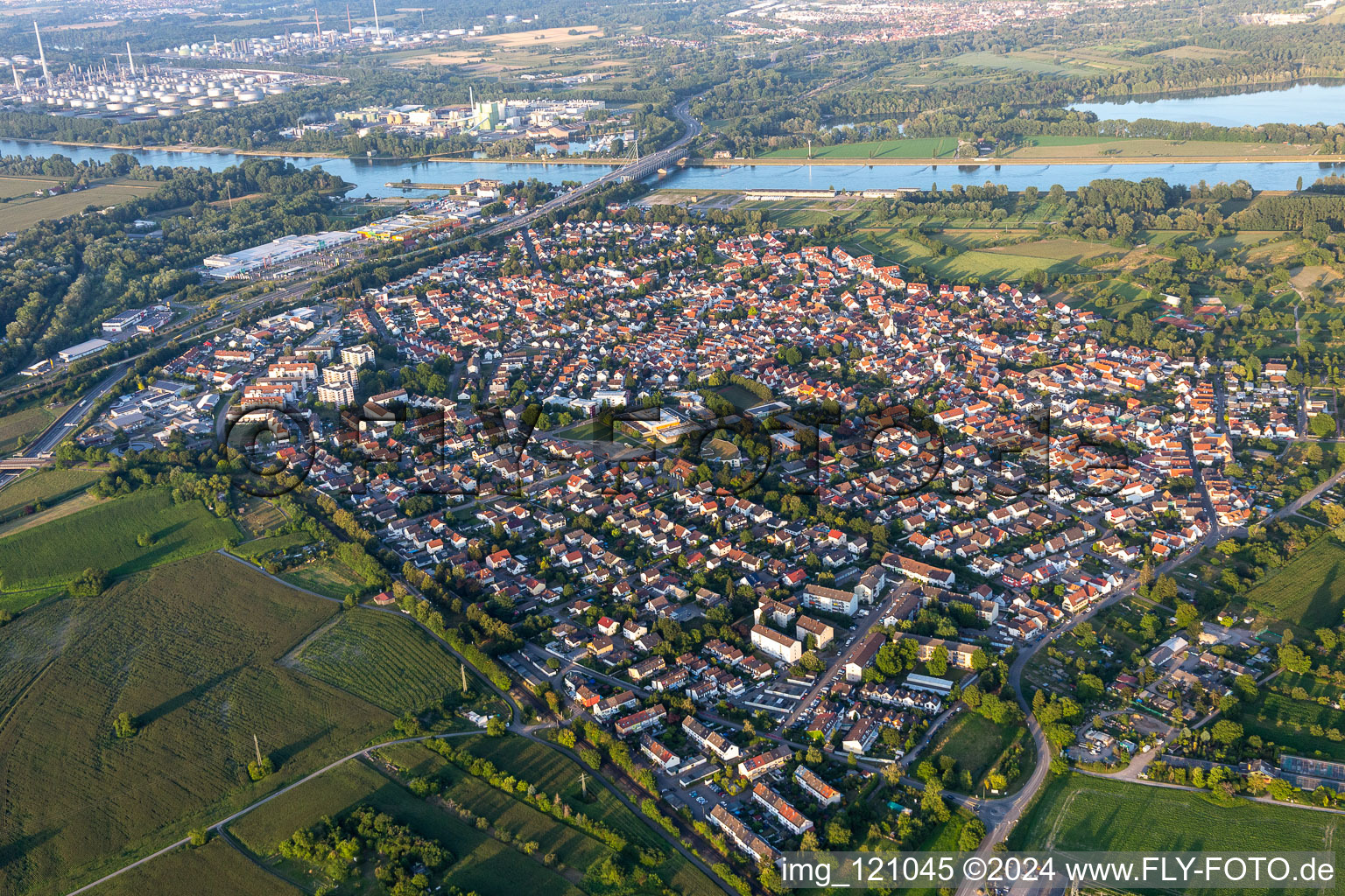 Quartier Maximiliansau in Wörth am Rhein dans le département Rhénanie-Palatinat, Allemagne du point de vue du drone