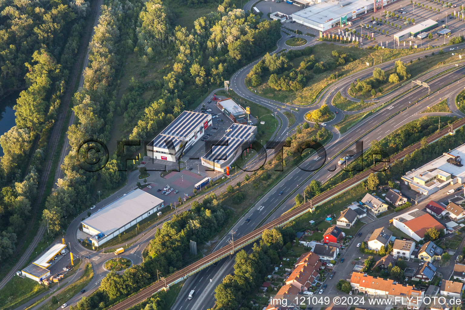 Vue aérienne de Centre Max à Wörth am Rhein dans le département Rhénanie-Palatinat, Allemagne