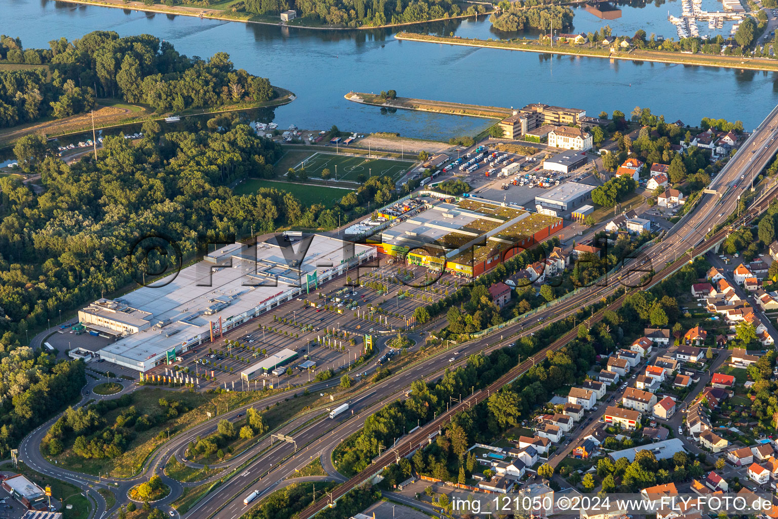 Vue aérienne de Centre Max à Wörth am Rhein dans le département Rhénanie-Palatinat, Allemagne