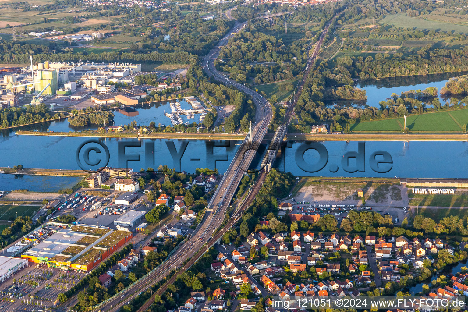 Vue aérienne de Rivière - structure de pont pour traverser le Rhin près de Maxau à le quartier Maximiliansau in Wörth am Rhein dans le département Rhénanie-Palatinat, Allemagne