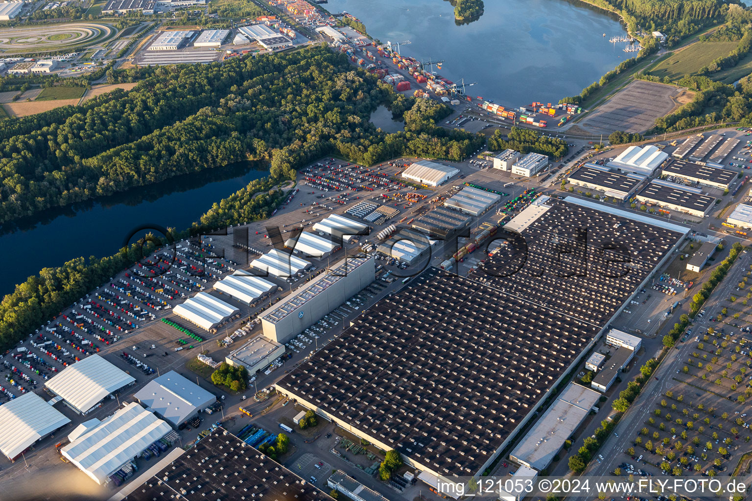 Usine de camions Daimler à Wörth am Rhein dans le département Rhénanie-Palatinat, Allemagne d'en haut