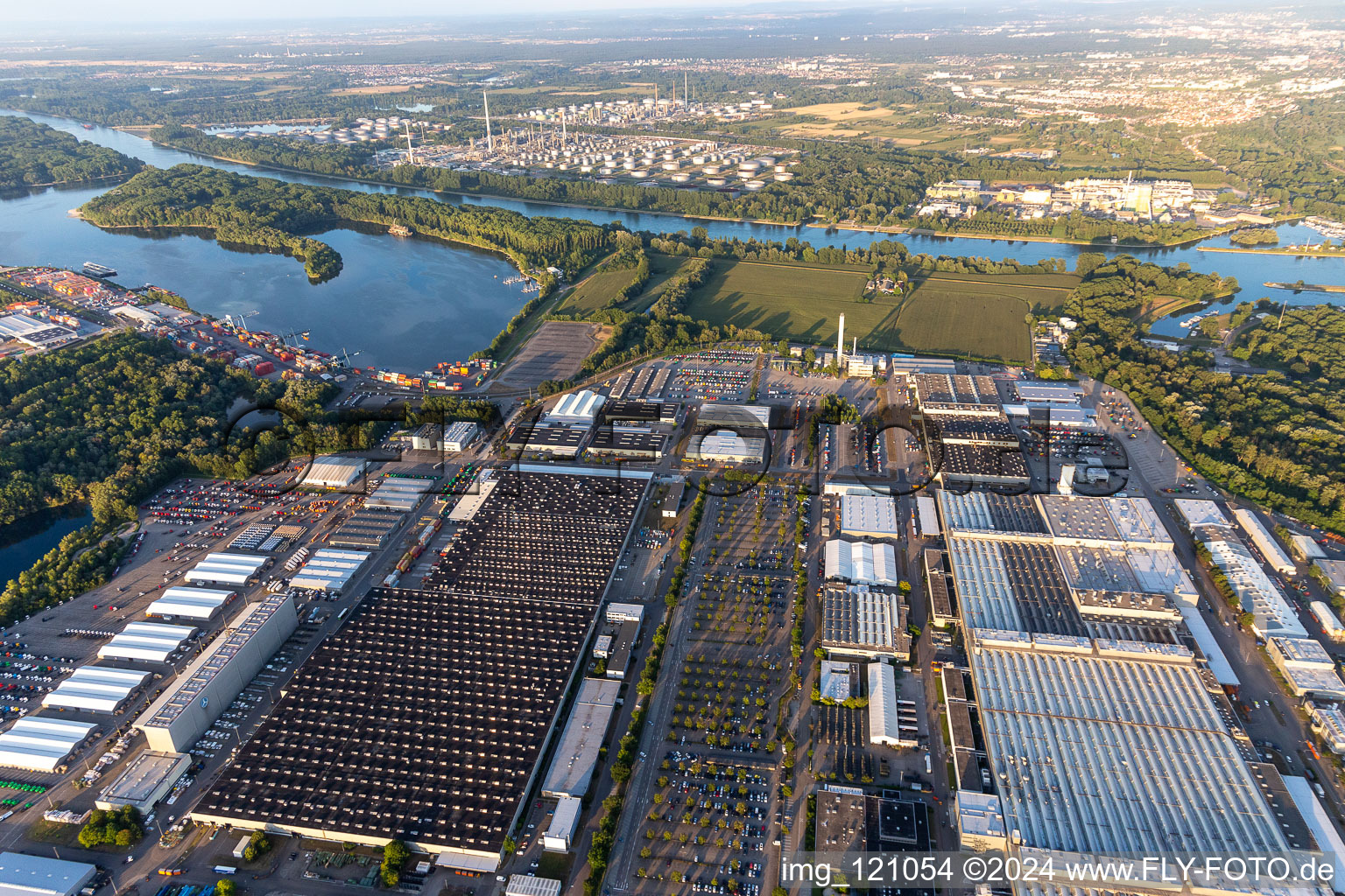 Usine de camions Daimler à Wörth am Rhein dans le département Rhénanie-Palatinat, Allemagne hors des airs