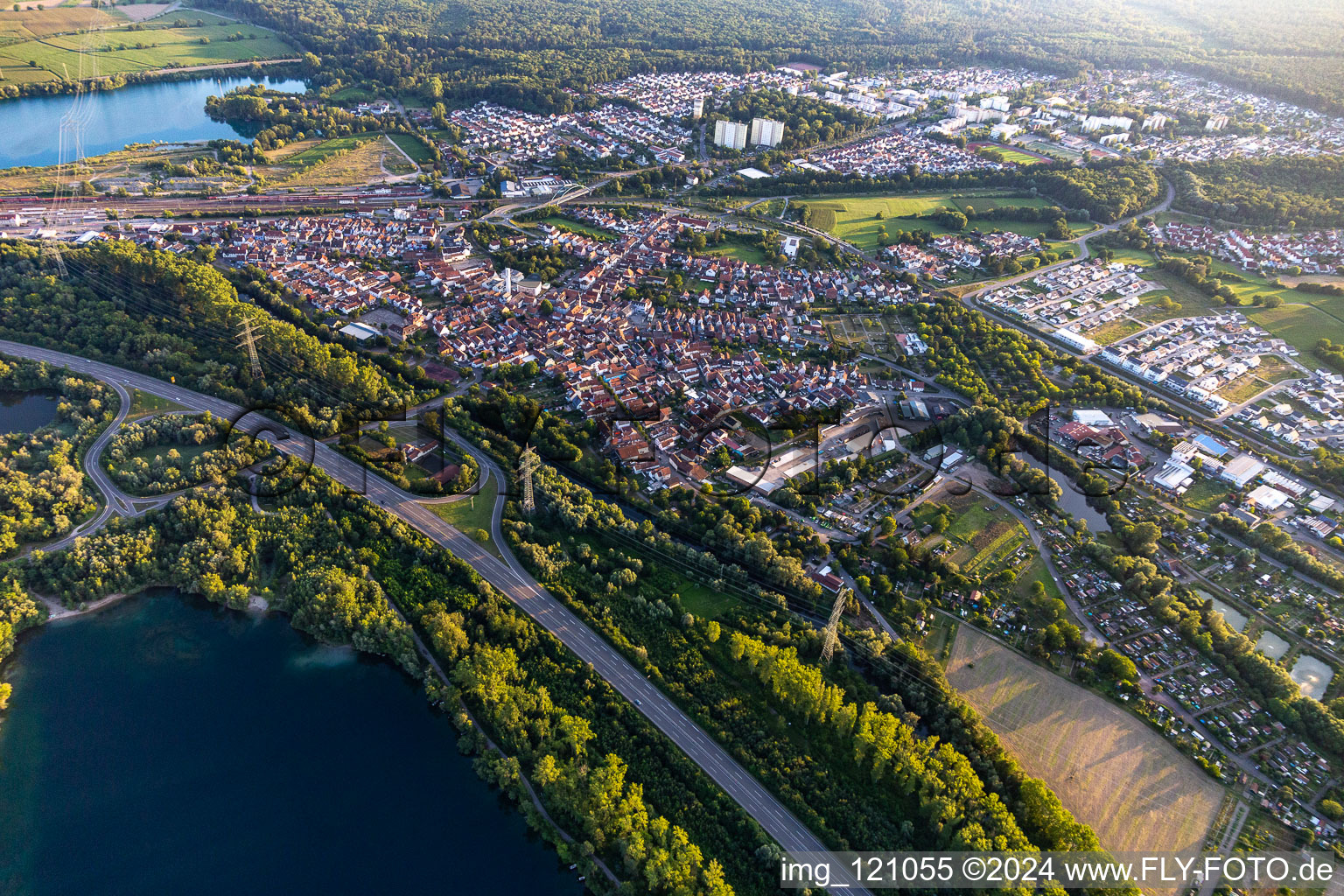 Vue d'oiseau de Wörth am Rhein dans le département Rhénanie-Palatinat, Allemagne