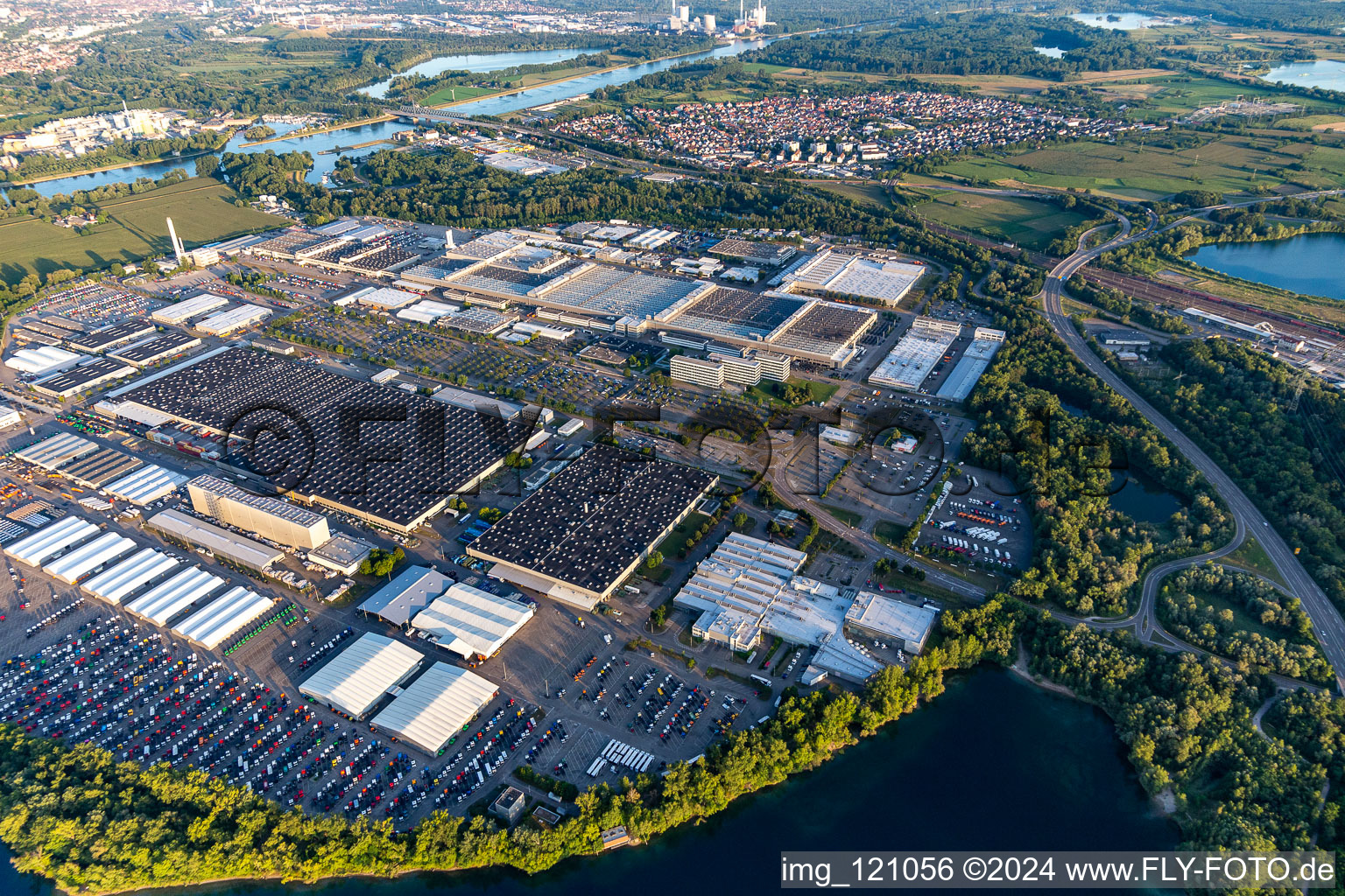 Usine de camions Daimler à Wörth am Rhein dans le département Rhénanie-Palatinat, Allemagne vue d'en haut