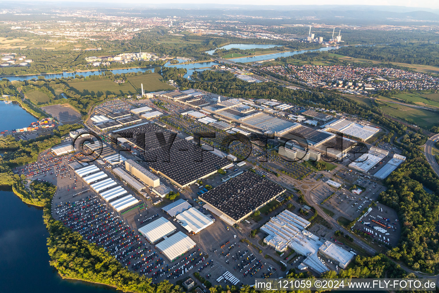 Vue aérienne de Locaux de l'usine automobile Daimler à Wörth à le quartier Maximiliansau in Wörth am Rhein dans le département Rhénanie-Palatinat, Allemagne