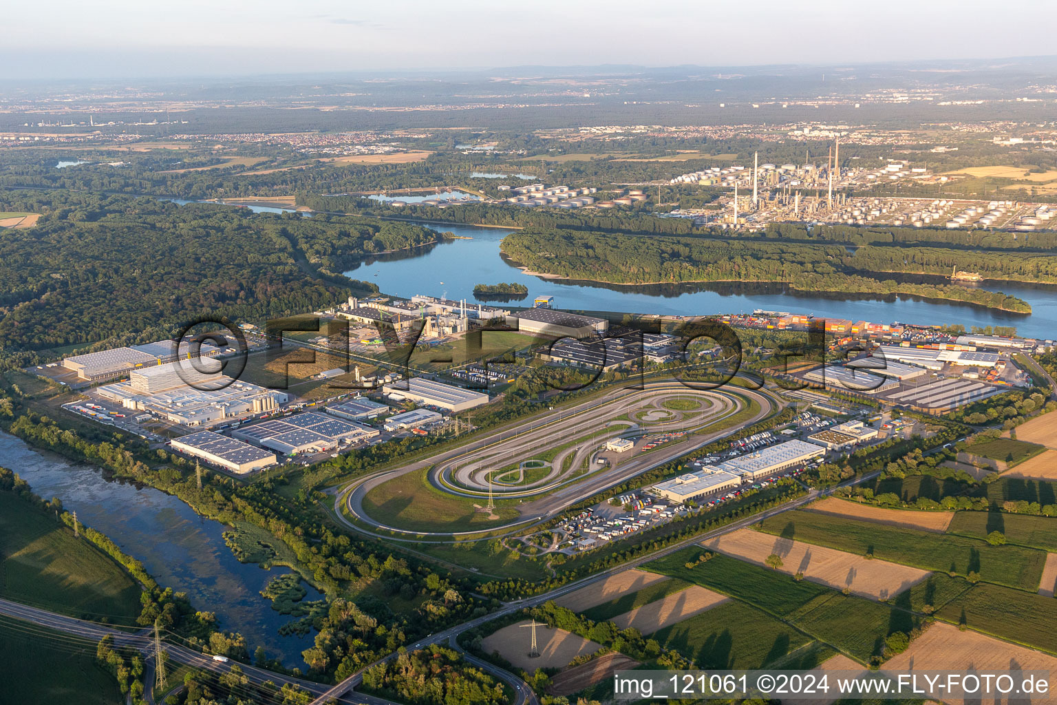 Vue aérienne de Zone industrielle d'Oberwald à Wörth am Rhein dans le département Rhénanie-Palatinat, Allemagne