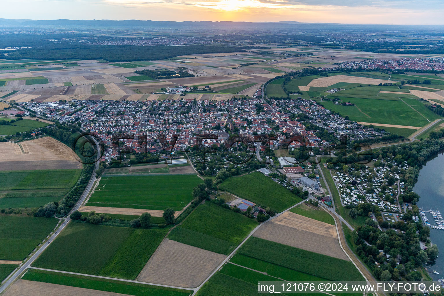 Otterstadt dans le département Rhénanie-Palatinat, Allemagne vu d'un drone