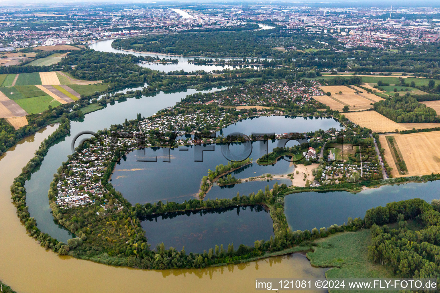 Lacs et zones riveraines avec campings et résidences de week-end dans la zone de loisirs Blaue Adria dans le district de Riedsiedlung à Altrip dans le département Rhénanie-Palatinat, Allemagne hors des airs