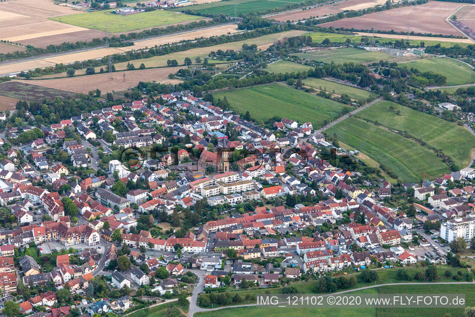 Vue aérienne de Église de l'Ange Gardien à Brühl dans le département Bade-Wurtemberg, Allemagne