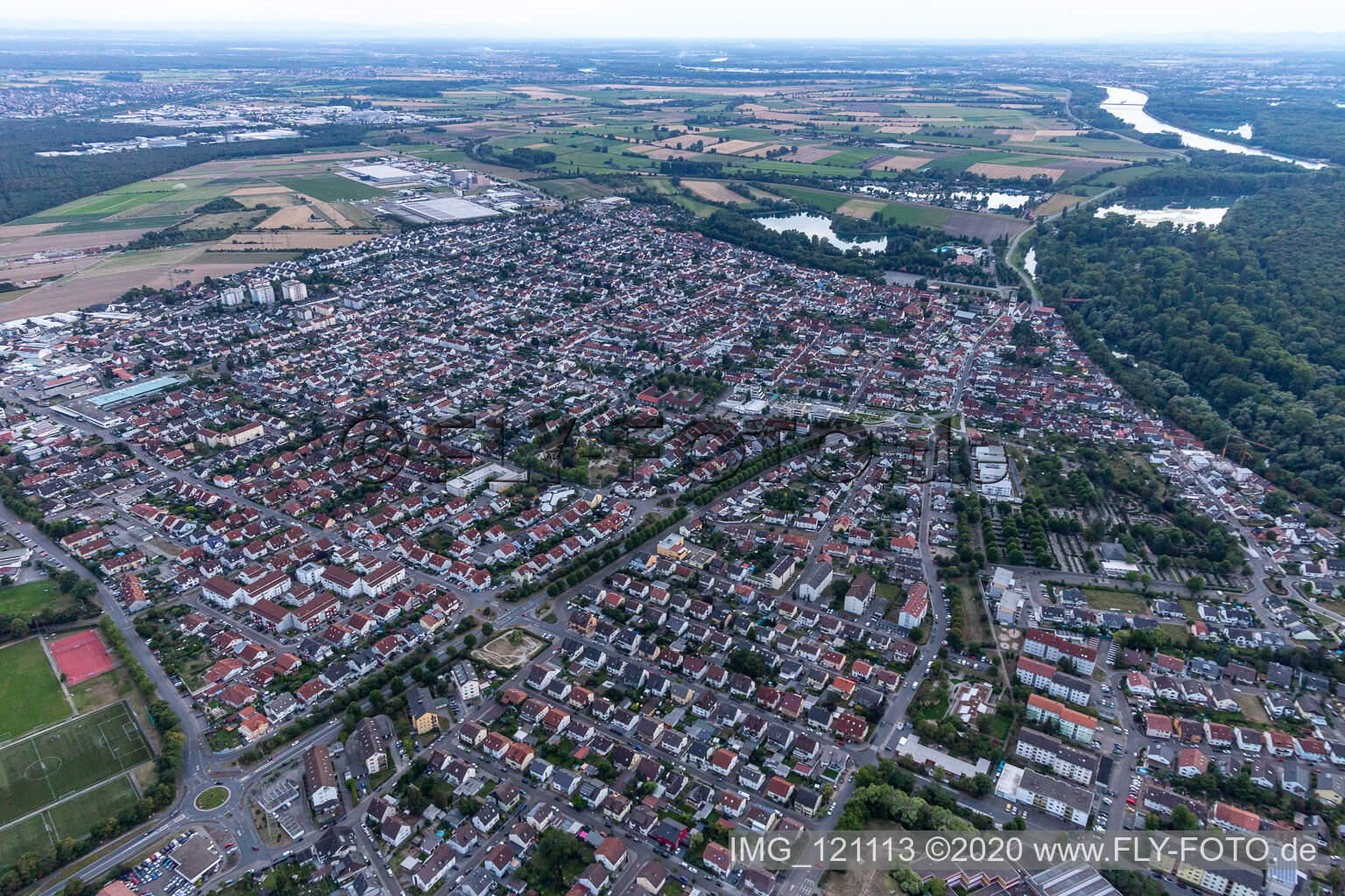 Enregistrement par drone de Ketsch dans le département Bade-Wurtemberg, Allemagne