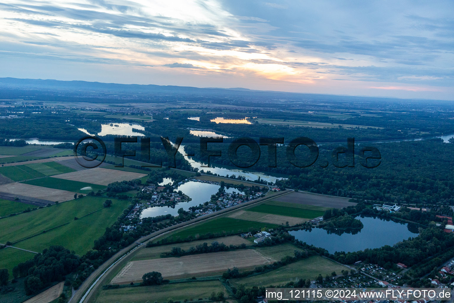 Vue aérienne de Hohewiesensee, lac de pêche à Ketsch dans le département Bade-Wurtemberg, Allemagne