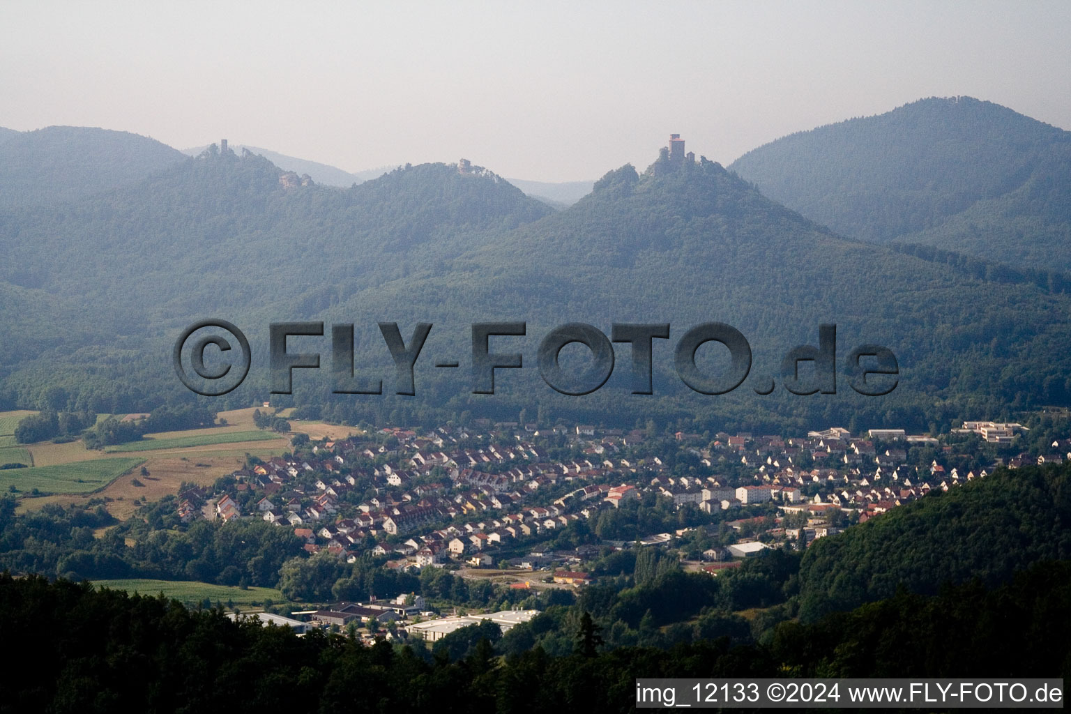 Vue aérienne de Panorama de la région et des environs à Annweiler am Trifels dans le département Rhénanie-Palatinat, Allemagne