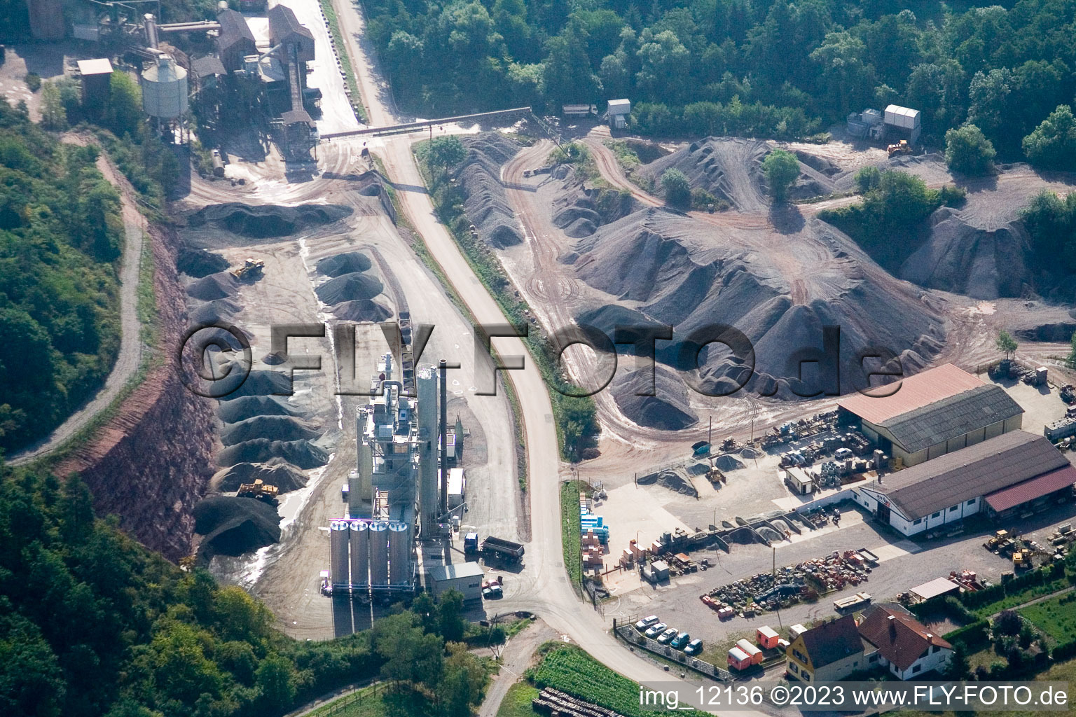 Vue aérienne de Matériaux de construction Gieger à le quartier Queichhambach in Annweiler am Trifels dans le département Rhénanie-Palatinat, Allemagne