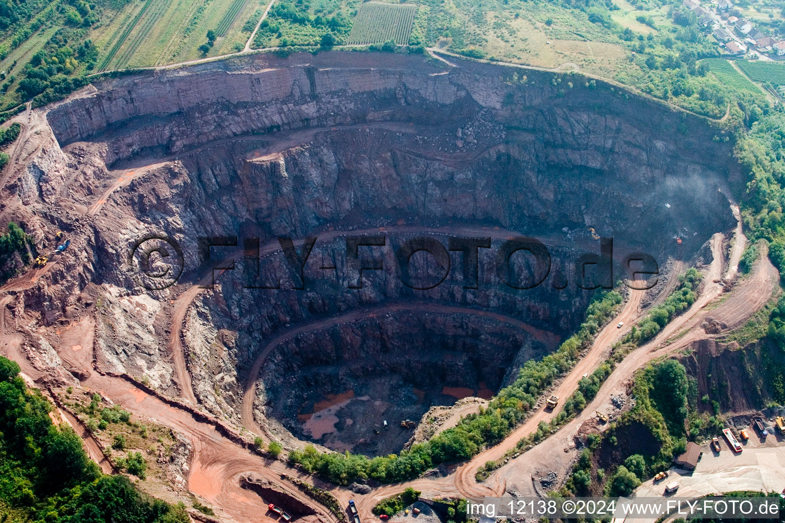 Vue aérienne de Carrière d'extraction et d'extraction de basalte de la Basalt-Actien-Gesellschaft à Albersweiler à le quartier Queichhambach in Annweiler am Trifels dans le département Rhénanie-Palatinat, Allemagne