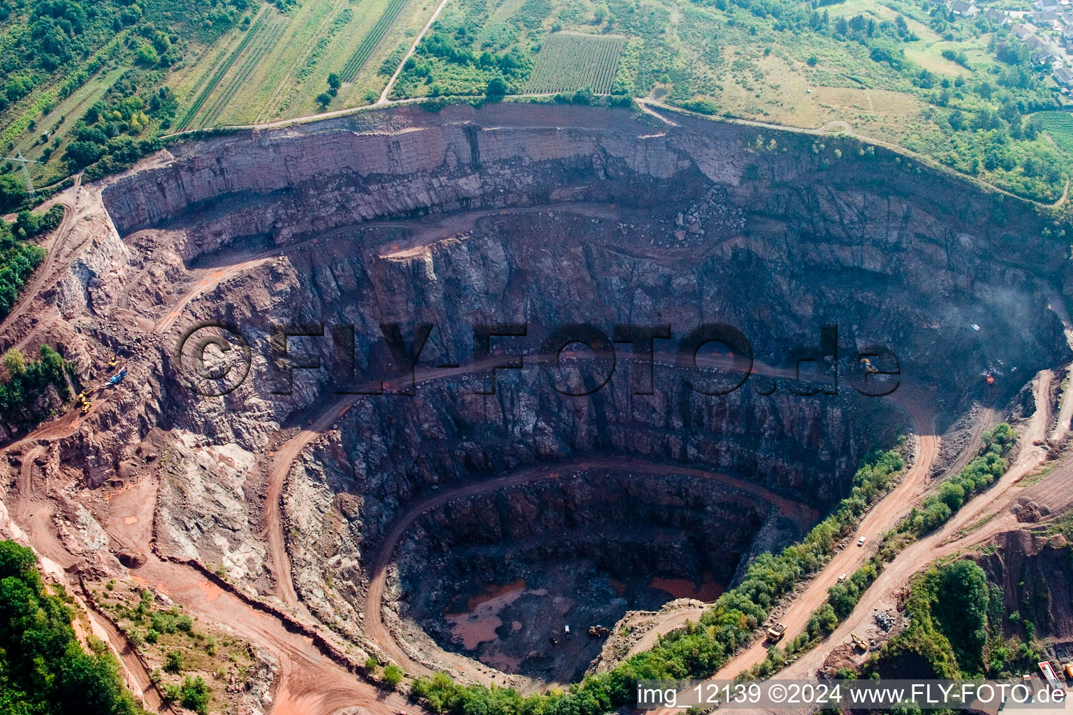 Photographie aérienne de Carrière d'extraction et d'extraction de basalte de la Basalt-Actien-Gesellschaft à Albersweiler à le quartier Queichhambach in Annweiler am Trifels dans le département Rhénanie-Palatinat, Allemagne